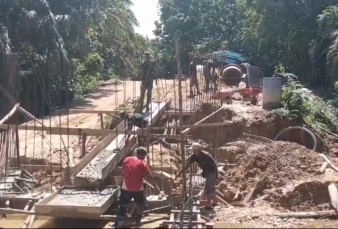 Pembangunan Jembatan Ramco Tanjung Belit Selatan Terhenti Sementara Akibat Banjir