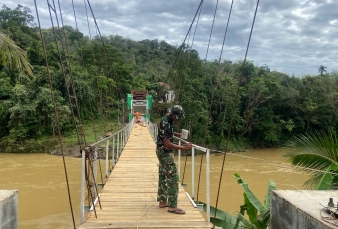 Update Jembatan Gajah Bertalut: Satgas TNI Mulai Pasang Lantai dan Pegangan Pengaman