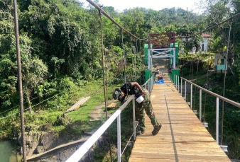 Akselesari Tahap Akhir, Satgas Kodim 0313/KPR Kebut Pemasangan Lantai dan Pagar Pengaman Jembatan 