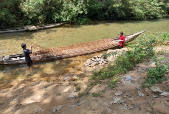 Tembus Arus Sungai, Logistik Semen dan Wermesh Jembatan Kota Lama Tiba dengan Aman