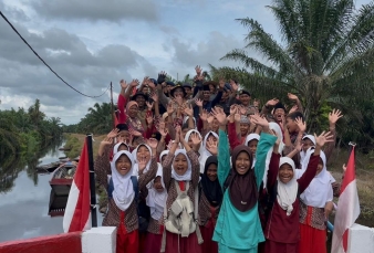 Brimob Polda Riau Wujudkan Akses Pendidikan Aman Melalui Jembatan Merah Putih Presisi