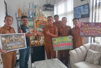Manejer Tim Sepak Bola BPC Serahkan Piala Trophy Yang Diraih Tahun 2026 ke Pemdes Bandur Picak 