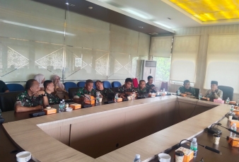 Tim Penyuluh Mabes TNI Serahkan Catatan Evaluasi kepada Bupati Pelalawan