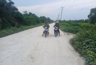 Patroli dan Sosialisasi, Babinsa Koramil 07/Kampar Jadi Benteng Awal Pencegahan Karhutla