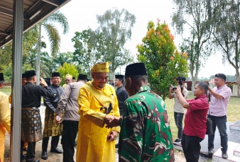 Danramil, Kapolsek, Camat dan Perangkat LKA Hadiri Penobatan Gelar Kurnio Adat di Kepenuhan
