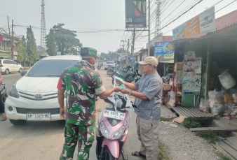 Peduli Dampak Asap, Babinsa Koramil 08/Tandun Bagikan Masker kepada Masyarakat