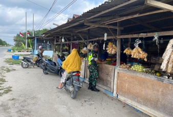 Turun Ke Pasar Tradisional Babinsa Cek Harga Sembako Yang ada Di Warung Di Desa 