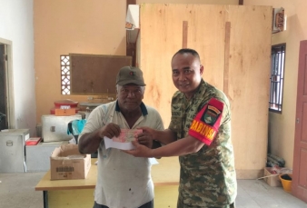 Babinsa Koramil 10 Kunto Darusalam  Kawal Penyaluran BLT DD