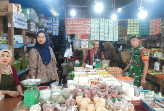 Babinsa Koramil 03/Bunut Laksanakan Monitoring Harga Sembako di Pasar Tradisional di Pelalawan