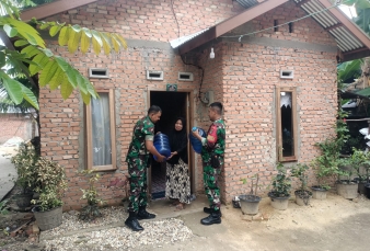 ??Wujud Kepedulian TNI AD, Babinsa Desa Teratak Salurkan Bantuan Air Bersih Bagi Warga Terdampak