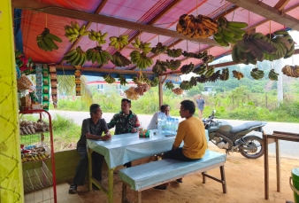 Babinsa Koramil 13/Rokan IV Koto Ajak Masyarakat Waspadai Kebakaran Hutan dan Lahan