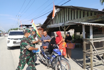 Peduli Kesehatan Warga, Babinsa Koramil 14/Kepenuhan Bagikan Masker Akibat Kabut Asap