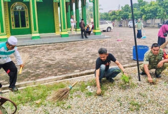 Serma Dedy Junianto Melaksankan Goro  Bersama Masyarakat