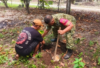 Jaga Kelestrian Alam Babinsa Koramil 06 Siak Hulu Ajak Warga Tanam Pohon