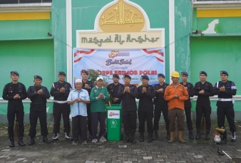 Sambut HUT ke-81 Korps Brimob Polri, Brimob Polda Riau Gelar Bakti Sosial di Masjid Al-Anshor